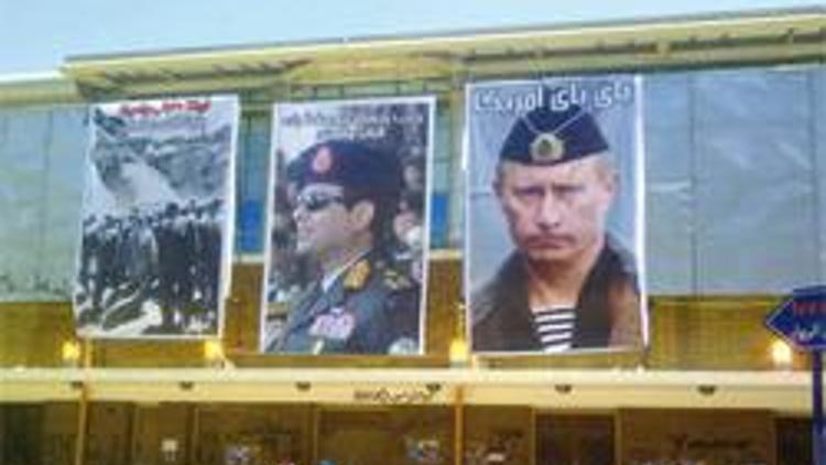 Putin silah sözü verdi posterleri Mısır’ı donattı