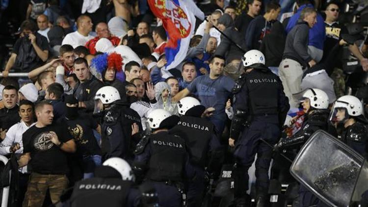 Sırbistan-Arnavutluk maçı olaylar nedeniyle tatil edildi