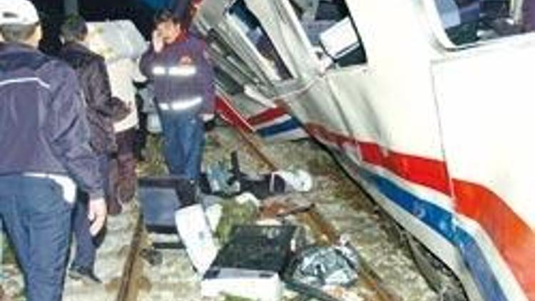 İzmit’te 2 yolcu treni çarpıştı