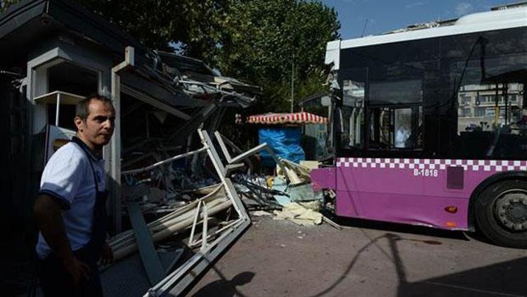 Belediye otobüsü kaza yaptı, ortalık savaş alanına döndü