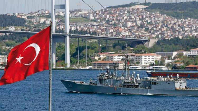 Kriz çıkaran ABD gemisi İstanbul Boğazı’ndan geçti