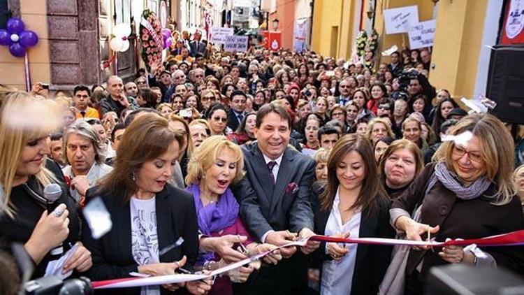 Türkiyenin ilk kadın müzesi İzmir Konakta açıldı