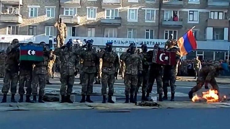 Ermenistan askerleri gösteride Türk ve Azeri bayraklı tuğlaları kırdı