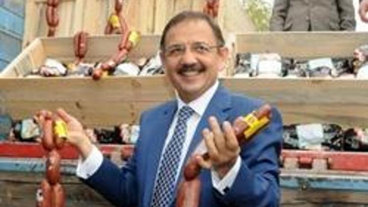 Başkan Özhaseki, tazminat ile 3,5 ton sucuk dağıttı