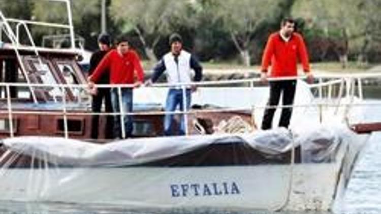 Hasarlı tekneyi naylona sarıp yüzdürdüler