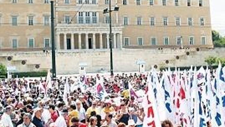 Yunanistan’ı yine grev sardı maçların sesi vuvuzela oldu