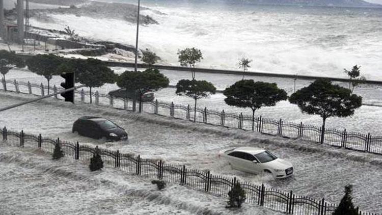 Dev dalgalar Karadeniz sahil yolunu kapattı