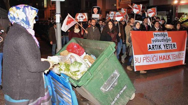 Yolsuzluk protestosunda yürek burkan görüntü