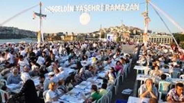 15 bin kişiye Eski Galata Köprüsü’nde iftar