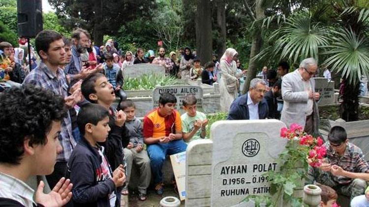 Saldırıya uğrayan Müslüman mezarlığında anma töreni