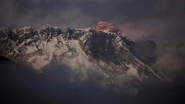 Everestte çığ düştü: 12 ölü