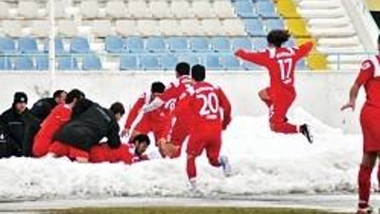 Karda gol sevinci canından ediyordu