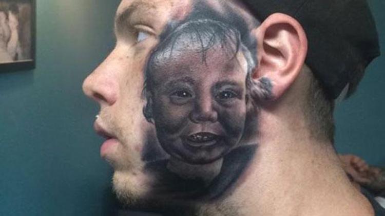 Oğlunun resmini yüzüne dövme olarak yaptırdı