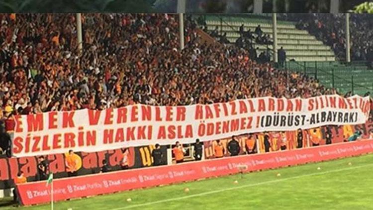 Galatasaray taraftarlarından olay pankart