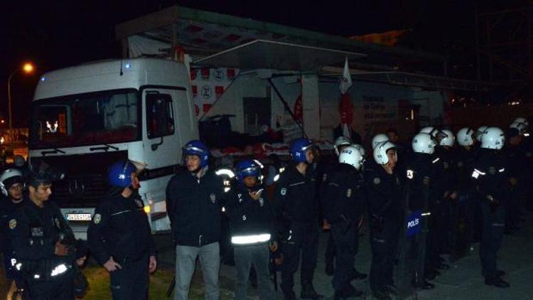 Erzurumda CHP’nin TIR’ı polis zoru ile kaldırıldı