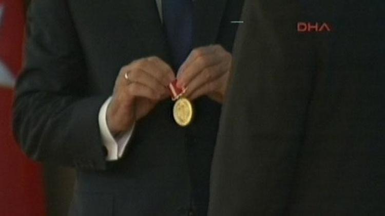 Erdoğan Güle madalya takarken zorlandı
