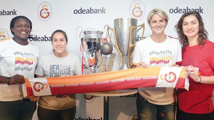 Galatasaray’dan kupalı imza töreni