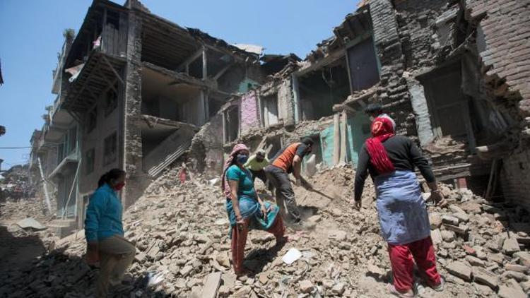 Nepalde 101 yaşında enkazdan sağ çıkarıldı