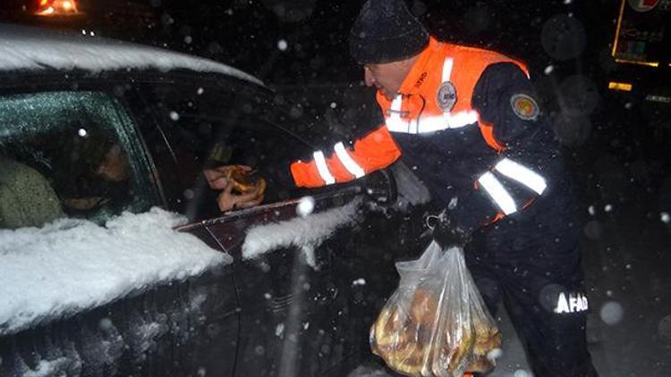 Ulaşıma kapanan Kütahya-Eskişehir yolunda AFAD kumanya dağıttı