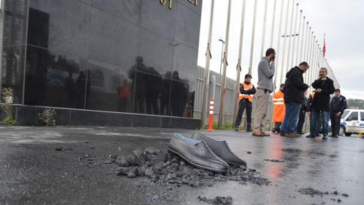 İş güvenliği konferansına lastik ayakkabılı protesto