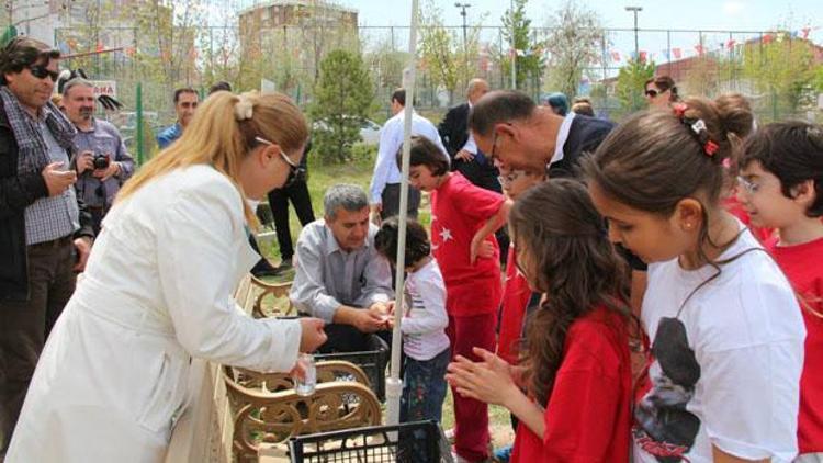 Minik öğrenciler bostana girdi