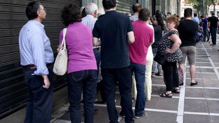 Referandum kararı ATM kuyruğunda bayılttı