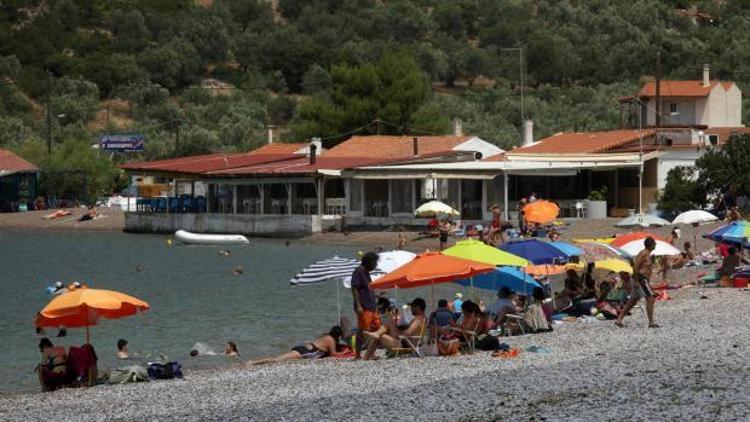 Yunanistanda yeni vergiler öncesi halk tatil bölgelerine akın etti