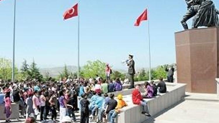 Sakarya anıtlarına öğrencilerden akın