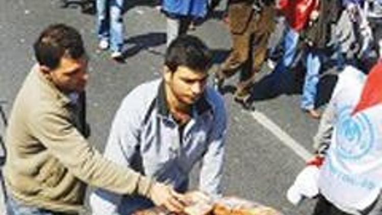 Mağazalar ‘olaysız’ 1 Mayıs’a sevindi simit ve tost patladı