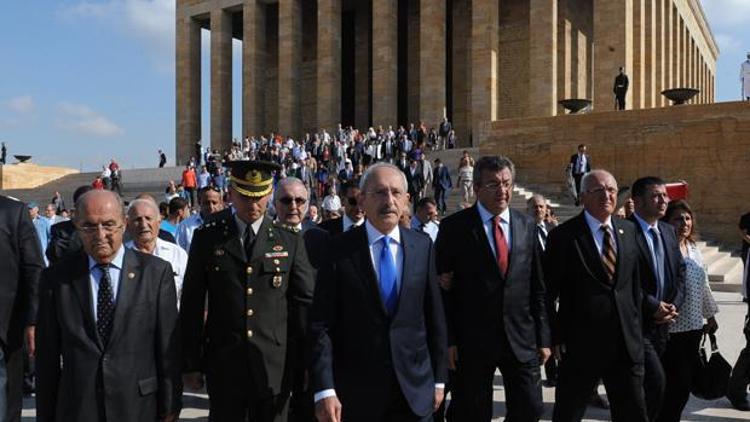 CHP lideri Kılıçdaroğlu, PM üyeleri ile Anıtkabiri ziyaret etti