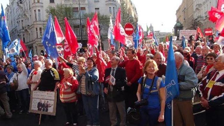 Macaristan’da hükümet protesto edildi