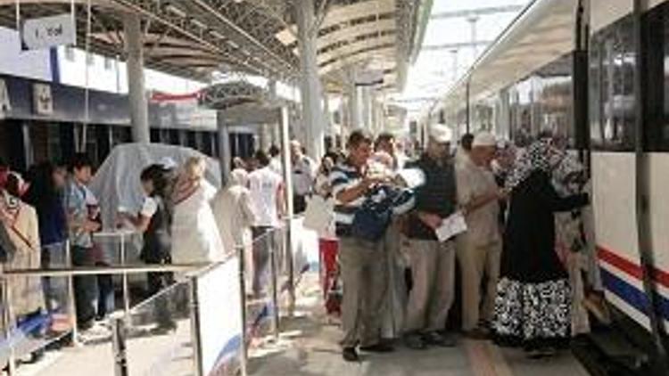 Ankara’ya trenle geldiler otobüsle geri döndüler