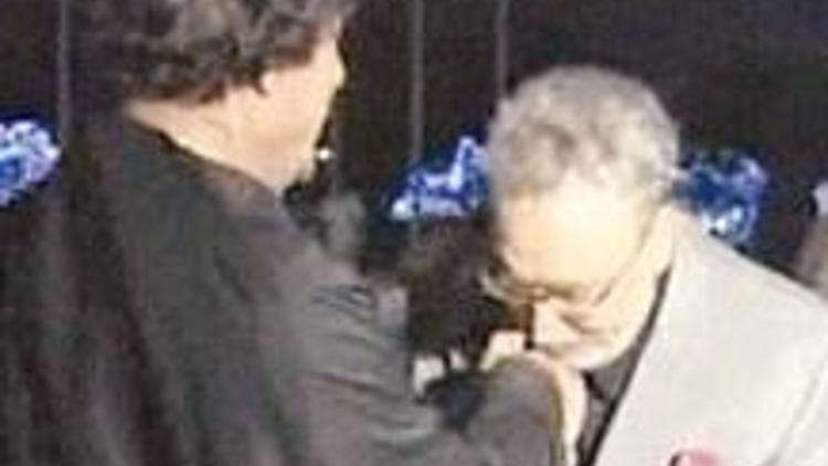 Lockerbie bombacısı Kaddafi’nin elini öptü