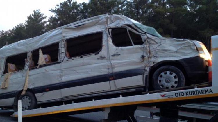 Muğlada turistleri taşıyan minibüs devrildi: 1 ölü, 14 yaralı