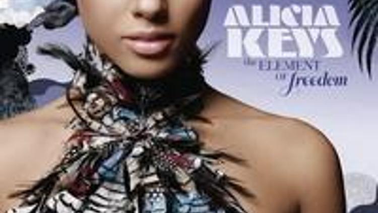 Alicia Keys gururla sunar