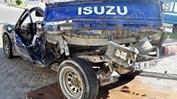 Minibüs pikaba çarptı: 6 yaralı