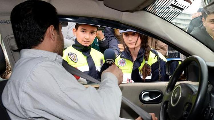 Çocuk polisler trafik denetiminde