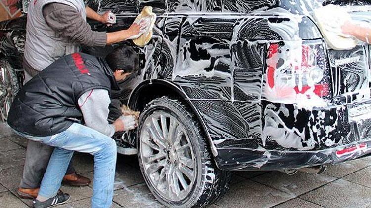 İsveçte arabasını sokakta yıkayana bin euro ceza