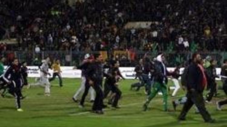 Mısırda futbol savaşı: 79 ölü