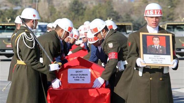 Şehit askerler için Kara Havacılık Okul Komutanlığında tören