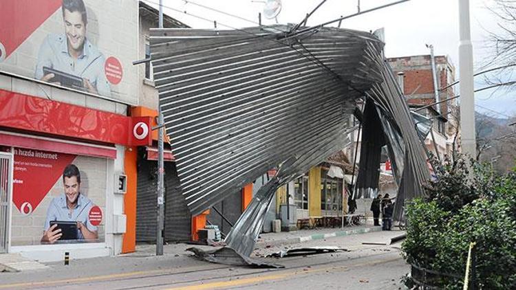 Lodos, Bursa’da çatı uçurdu ağaç devirdi