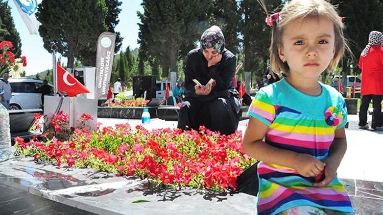 Soma’da madenci şehitliğine ziyaretçi akını