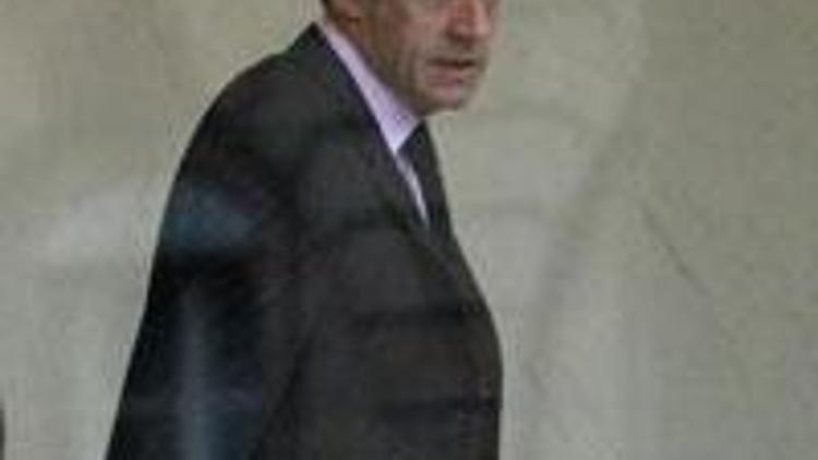 Sarkozy bakanlara karne dağıttı