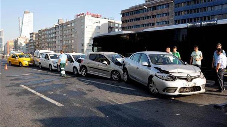 İstanbulda yoldaki martı zincirleme kazaya neden oldu