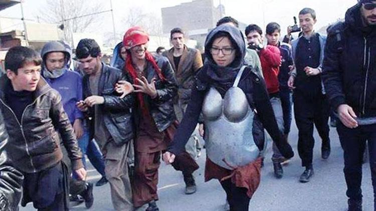Afgan kızdan zırhlı protesto