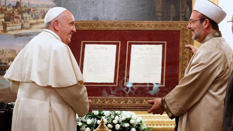 Mehmet Görmez, Papa’ya X. Pius’un Abdülhamid Han’a gönderdiği mektubu hediye etti