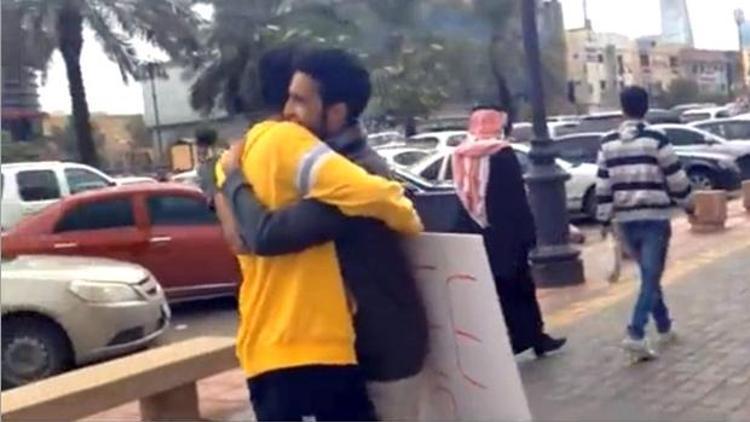 Suudi Arabistanda Free Hug yapan gençler tutuklandı
