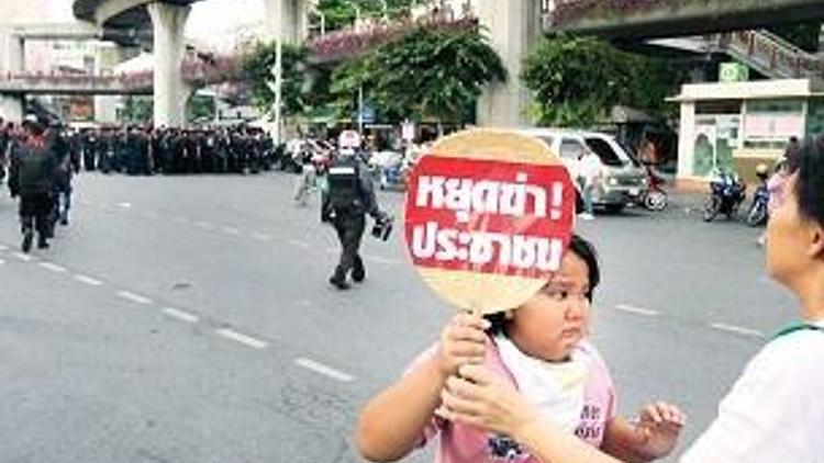 Tayland’da çocuklar canlı kalkan