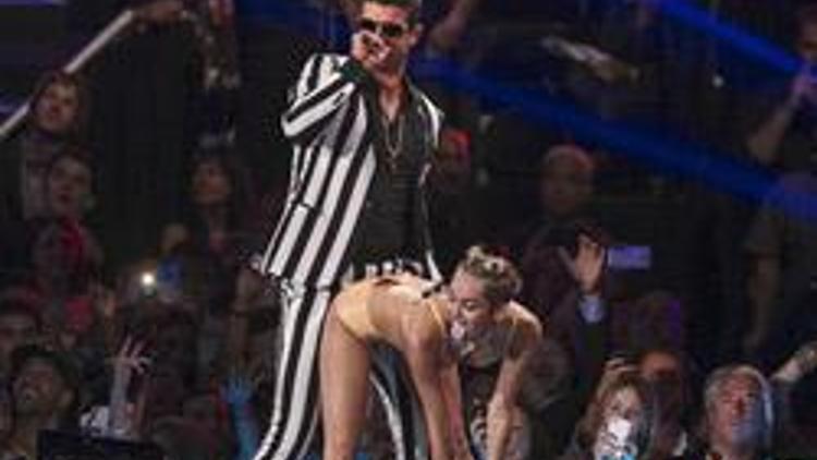 Miley Cyrustan striptiz itirafı: Dağıldım