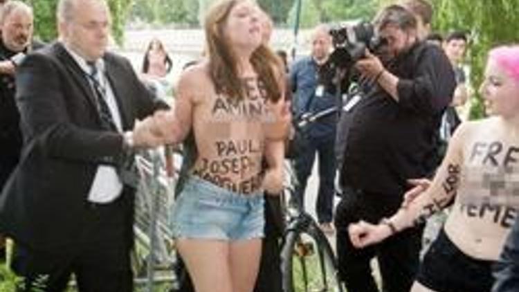 FEMENin hedefi yine Merkel